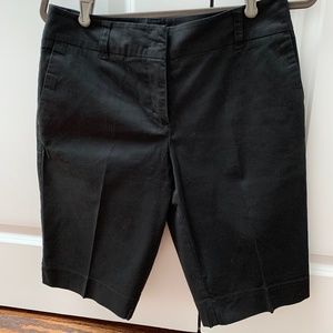 NEW YORK AND COMPANY BLACK BERMUDA SHORTS WITH SIDE LEG SLIT SIZE 6